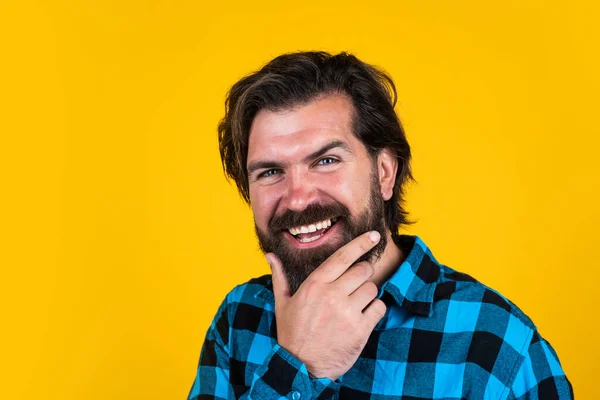 Bonitão hipster cara com bigode e barba, barba masculina — Fotografia de Stock