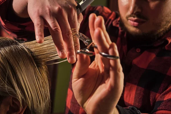 I capelli corti non sono sempre meno lavoro rispetto ai capelli lunghi. Concetto di donazione e carità. Un tizio con i capelli tinti. Barbiere parrucchiere. L'hipster si taglia i capelli. Cosmetici professionali. Forbici da taglio — Foto Stock