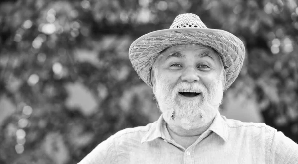 Old man imagining beautiful good things to realize further. mature man wear summer straw hat. happy man in spring nature outdoor. daydreaming. Happy smiling senior man — Stock Photo, Image