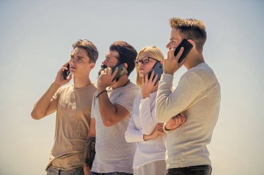 Proje tartışıyoruz. İletişim araçları. Cep telefonu sohbeti. Arkadaşlar arka planda sohbet ediyorlar. Mobil iletişim. Akıllı telefonları olan insanlar. Cep telefonu. Konuşma ve tartışma