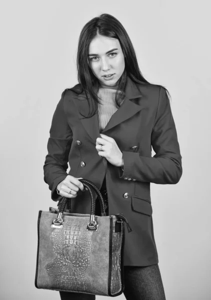 Acessórios elegantes. Beleza morena. Mulher na moda em casaco. Inverno de outono de moda. beleza da moda feminina. bolsa e acessórios. Menina na moda segurando pequeno saco de couro na mão — Fotografia de Stock