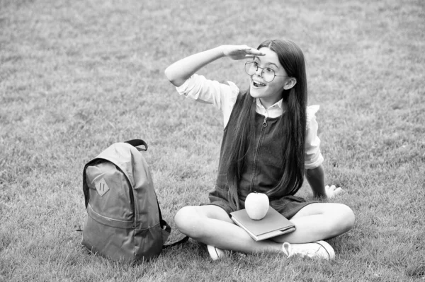 De la nourriture pour la vue. Enfant heureux regarder dans la distance sur l'herbe verte. Une collation scolaire. Soins de la vue et bilan oculaire. Protection de la vue. Éducation à la santé oculaire. ophtalmologie pédiatrique. Améliorer la vue naturellement — Photo