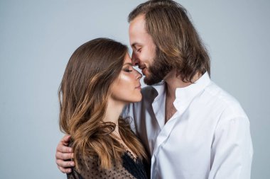 Aile değerleri ve ilişki. Aşık neşeli bir çift. Kadın ve erkeğin romantik ilişkileri. Aşk iş başında. Romantizm ve arzu. Kuaför kuaförü. Erkek berber dükkanı güzelliği