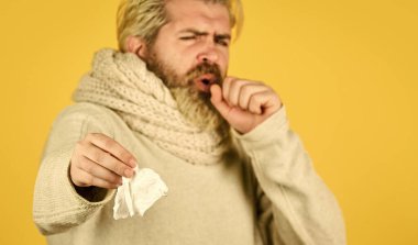 İltihaplanma süreci. Hasta adamın burnu akıyor. Grip ve virüs enfeksiyonu belirtileri. Çin 'den gelen koronavirüs. Salgına karşı bağışıklık. Hapşıran hipster burnu üflüyor. Alerji reaksiyonu. seçici odak