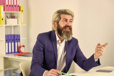 Hoş sohbetti. Gülümseyen IT direktörü veya CIO. Başarılı kriz yöneticisi belgelerle notlar alıyor. İş adamı ofis klasörünü tutuyor. İş yönetimi profesyoneli. Şef Bilgi Subayı