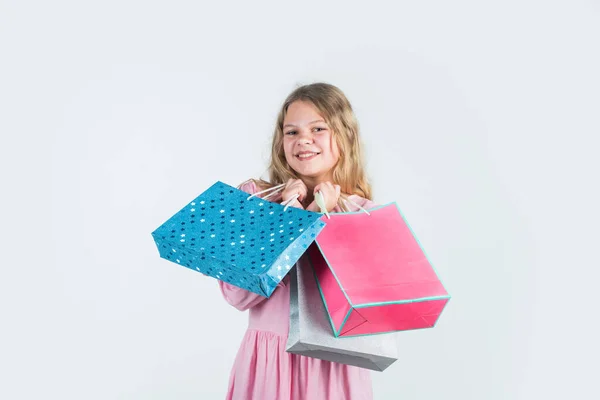 Teenager držet nákupní tašky po úspěšném nakupování, dárky — Stock fotografie