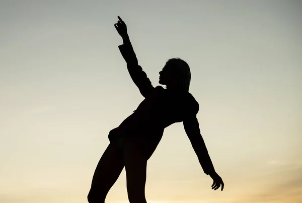 Mörk figur siluett av dansande kvinna utomhus, inspiration — Stockfoto