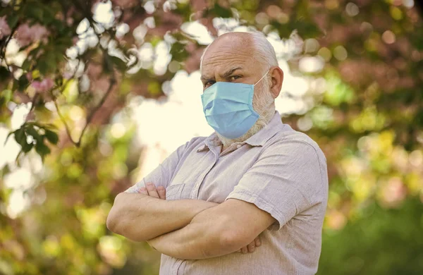 Ouderen en andere risicogroepen. Pandemisch concept. Beperk de verspreiding van infecties. Senior man met gezichtsmasker. Ouderen met het grootste risico van covid-19. Masker beschermt tegen virus. Draag een masker — Stockfoto