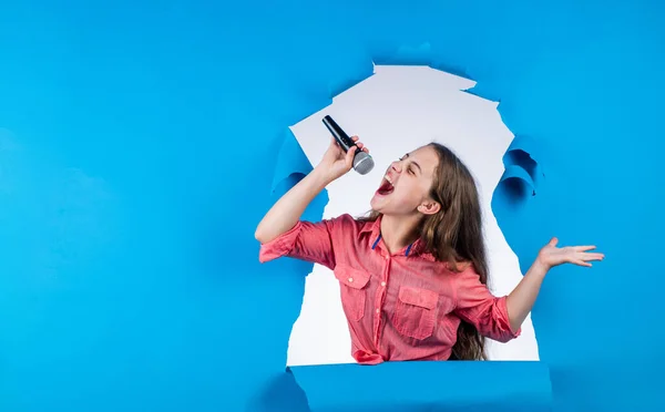 Stijlvol kind meisje op zoek trendy tijdens het zingen in microfoon, karaoke — Stockfoto