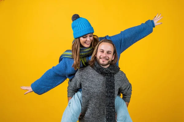 Boldog család pár visel kötött ruhát télen, barátság — Stock Fotó