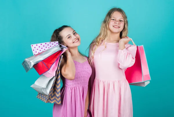 A gyerekek vásárolni mennek. ajándékok és ajándékok. vásárlás a boltban. Vásárló gyerekek. boldog gyermekkort — Stock Fotó