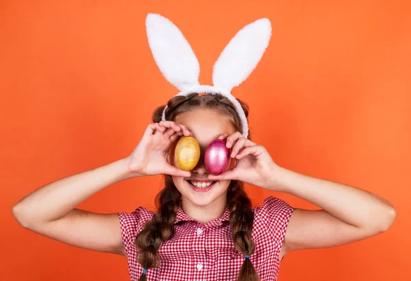 Låt oss ha kul. Glad påsk. barndoms lycka. barn hålla patchade ägg. tid för skoj. — Stockfoto