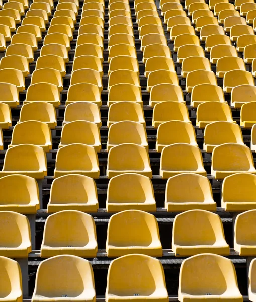 Lugares vazios. estádio moderno. tribunos amarelos. assentos do tribuno no estádio desportivo. — Fotografia de Stock