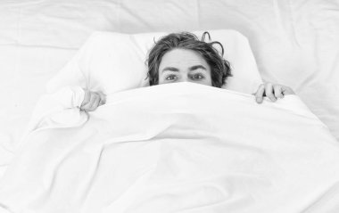 Sabah uyandıktan sonra gerin. Yakışıklı adam esniyor ve kollarını kaldırıyor. Genç adam uyanıyor..