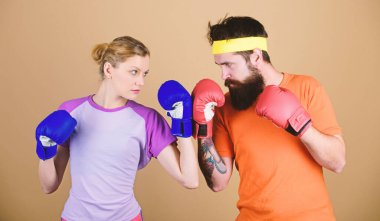 - Dikkatli ol. Boks eldivenli kadın ve erkek. Boks sporu konsepti. Birkaç kız ve hipster boks antrenmanı yapıyor. Herkes için spor. Amatör boks kulübü. Eşit olasılıklar. Güç ve güç.