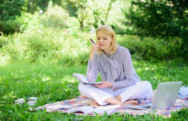 Serbest meslek hayatına rehberlik et. Başarılı bir serbest yazar ol. Dizüstü bilgisayarı olan kadın çimlerin üzerinde oturuyor. Not defteri olan kız not yazmış. İş kadını dışarıda serbest çalışıyor. Serbest kariyer kavramı