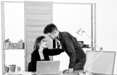 Bir ilişki geliştiriyorum. İş ortağıyla cinsel ilişki. Patronla sekreterin romantik bir ilişkisi var. Ofisteki sakallı adamla seksi kadın arasındaki sevgi dolu ilişki.