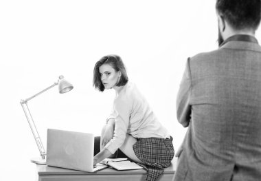 Tecrübeli bir çalışan. İş yerindeki profesyonel kadın çalışan iş adamına karşı. Adam ona bakarken masaüstünde oturan sevimli kadın çalışan. Seksi idari çalışan veya sekreter