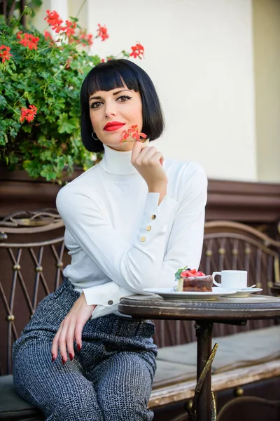 Ínyenc fogalom. Kellemes időtöltés és pihenés. Finom ínyenc torta. Kényeztesd magad. Lány pihenés kávézó torta desszert. Nő vonzó elegáns barna enni ínyenc torta kávézó terasz háttér — Stock Fotó