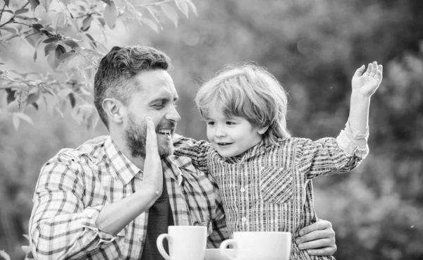 Glücklich, eine Familie zu sein. organische und natürliche Lebensmittel. Sie lieben es, zusammen zu essen. Wochenendfrühstück. Gesunde Ernährung. Familientag. kleiner Junge mit Papa. Vater und Sohn essen im Freien — Stockfoto