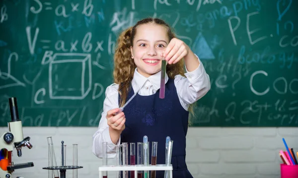Mutlu çocuk. Kimya dersi. Öğrenci mikroskopla biyoloji deneyleri yapıyor. Kimya eğitimi. Kimya ekipmanları. Okulda kimya öğrenen küçük bir çocuk. Tedaviye odaklanmış. — Stok fotoğraf
