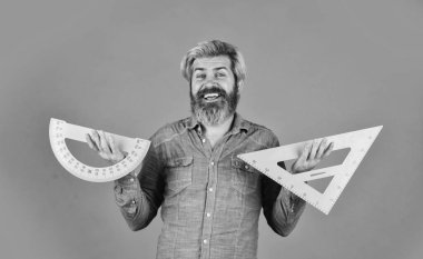 İnsan cetvel kullanır. Matematik ya da matematik. Kök eğitim konsepti. Üniversitede cebir okuyorum. Okula dönüyorum. Aritmetik öğretmeni. Çeşitli verilerin hesaplanması ve aranması. Açıölçer ve üçgen