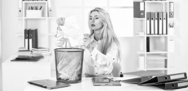 Ofis ajanı. Çöp sepetinde buruşmuş kağıt. Kağıt okuyan bir kız. Çöp kutusunu kazan bir ofis çalışanı. İş kadını çöp tenekesini tutar. Ofisteki kadın kağıt kutusunda kayıp notu arıyor.