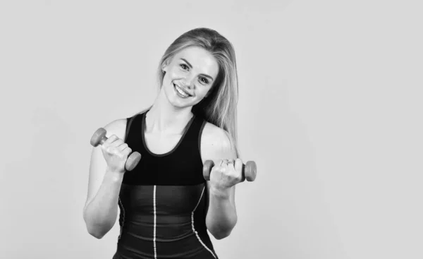 Rimani in forma. Corpo sano. Prenditi cura del tuo corpo. Non fermarti finche 'non cadi. Bella donna che fa esercizi con i manubri. Ragazza atletica con un corpo forte. Concetto sportivo. Motivazione dell'allenamento — Foto Stock