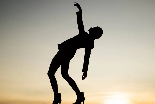 Honsiluett vid solnedgången. Kvinnan dansar i mörker. Mörk gestalt. flicka dans i skymningen — Stockfoto