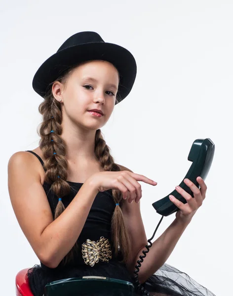 Komunikacji. Dziecko rozmawia przez telefon. Szczęśliwego dzieciństwa. piękno i moda. — Zdjęcie stockowe
