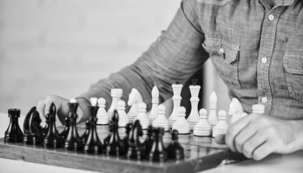 Életvezetési készségek a sakkban. Sakk tábla sakkfigurákkal. versenystratégia. Iskolai móka. A tanár tanít. oktatási koncepció. Az ember intellektuális játékot játszik. okos ember sakkozik — Stock Fotó