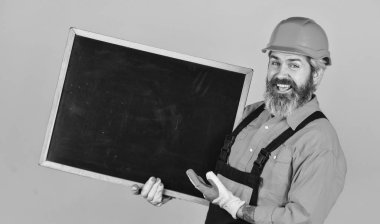 Mühendis projesi, uzayı kopyala. Mimar ve mühendislik çizimi. Müteahhit sunum yapıyor. İnşaat için karatahta planı sunumu. İnşa eden adam çevirme çizelgesinde başarılı