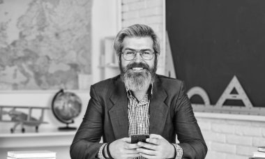 Okula dönelim. Koşucu öğrenci gelişimi. Öğretim malzemeleri. Kendisi bugün yok. Sınıfta sakallı erkek öğretmen. Öğretmen doğru cevabı kontrol ediyor. Öğretmenlik konsepti. Özel ders. Evde eğitim