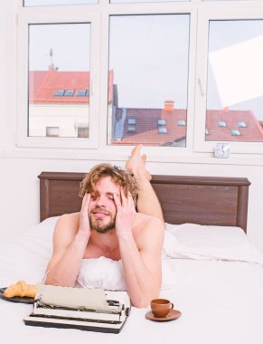 Yazar kahve içer, yatakta kahvaltı yapar. İlham eksikliği veya fikir eksikliği. Yaratıcılık krizi. Yazar yorgun umutsuz yazar eski moda daktilo kullandı. Yazar, yatak örtüleri döşemiş, kitap yazıyor.