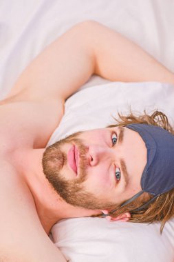 Uyuduktan sonra yatakta sırt ağrısı çeken bir adam. Tembel adam mutlu uyanıyor ve sabah elleri kalkıyor. Rahatlamış hissediyor. Uykulu adam çalar saat sinyalini duyduktan sonra erken kalkıyor.