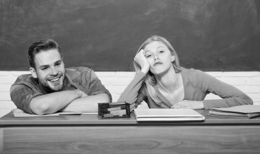 Üniversitede ya da üniversitede okumak. Ücretsiz programa başvurun. Üniversite okuyan birkaç arkadaş. Öğrenci hayatı sorunları. Erkek ve kız yorgun ya da tembel öğrenci sınıfta masaya yaslanıyor. Sıkıldım.