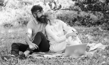 Birbirine aşık çiftler ya da aile bireyleri serbest çalışır. Modern internet işi. Serbest yaşam destek konsepti. Birkaç genç dışarıda dizüstü bilgisayarla çalışarak vakit geçiriyor. Serbest ve aile hayatı nasıl dengelenir?