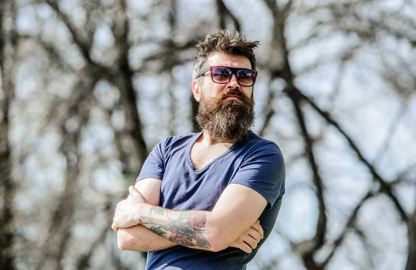 Männermode und Schönheit. Reifer Hipster mit Bart. Brutaler Rüde mit perfektem Stil. Bärtiger Mann im Freien. Bartpflege und Barbershop. bärtiger Mann mit üppigem Haar. Selbstbewusst in seinem perfekten Stil — Stockfoto