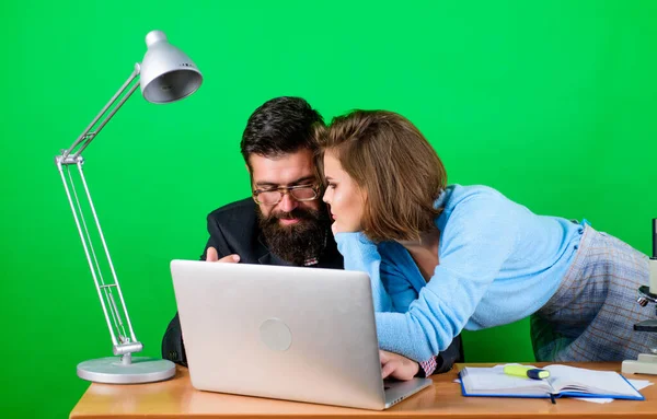 Liefdesrelatie op het werk. Verleiding. Zakelijk stel achter de computer. Secretaresse met baas op het werk. De vrouw en de man werken op de laptop. zakenman en assistent lossen probleem op. Ons werk is geweldig. — Stockfoto