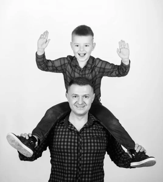 Me siento juguetón. Toma a Fife. tomar cinco para el éxito. tiempo libre. Día de los padres. padre e hijo con camisa roja. familia feliz. Un niño pequeño con papá. infancia. crianza. Vaquero valiente. tomar cinco concepto —  Fotos de Stock