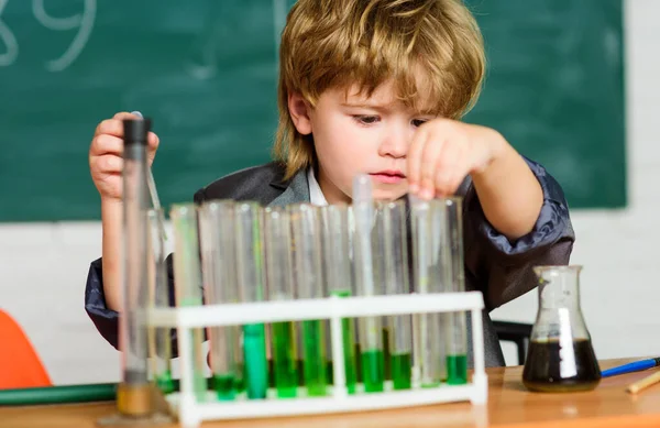 Bilim konsepti. Harika çocuk kimya deneyleri yapıyor. Erkek test tüpleri renkli sıvılar kimya sınıfı. Çocuk kimya okuyor. Biyoteknoloji ve eczane. Dahi öğrenci. Kimyasal analiz. — Stok fotoğraf