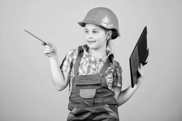 Construye tu futuro tú mismo. Iniciativa niña trabajador constructor de sombrero duro. Desarrollo del cuidado infantil. Experto en seguridad. Inspector Foreman. Arquitecto ingeniero constructor. Profesión futura. Niño constructor chica — Foto de Stock