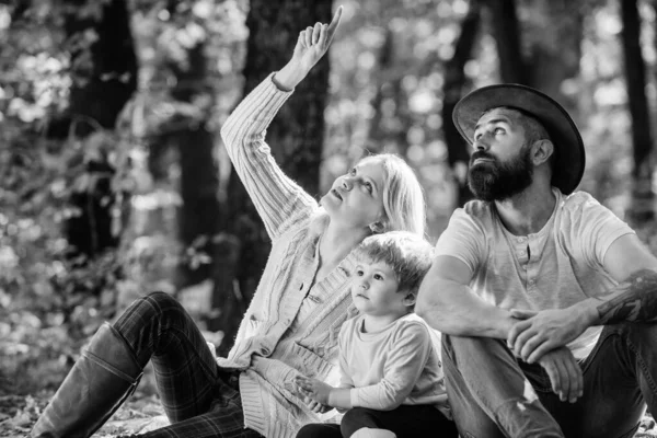 Pique-nique familial. Mère père et petit fils sont assis pique-nique dans la forêt. Bonne journée pour le pique-nique de printemps dans la nature. Explorez la nature ensemble. Concept de journée familiale. Maman papa et enfant garçon relaxant pendant la randonnée en forêt — Photo