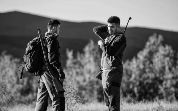 Männerfreundschaft der Jäger. Militäruniform. Armeekräfte. Tarnung. Jagdkünste und Waffenausrüstung. Wie aus der Jagd ein Hobby wird. Männerjäger mit Gewehr. Boot camp. Aufladung Jagdgewehr — Stockfoto