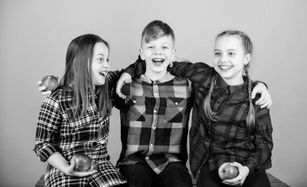 Vreugdevolle gevoelens en positieve emoties. Gelukkige kinderen. Gelukkige kleine kinderen die samen lachen en lachen. Gelukkige kleine meisjes en jongen met rode appels. Genieten van een gelukkige jeugd — Stockfoto