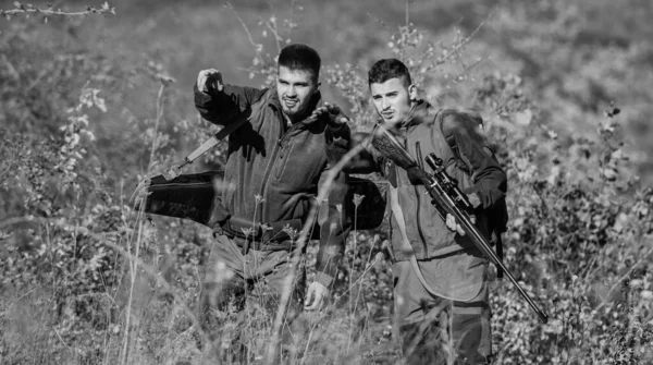 Moda militar uniforme. Habilidades de caça e equipamento de armas. Como transformar a caça em passatempo. Amizade de caçadores de homens. Caçadores de homens com espingarda. Acampamento. Forças do exército. Camuflagem. Siga por aqui. — Fotografia de Stock