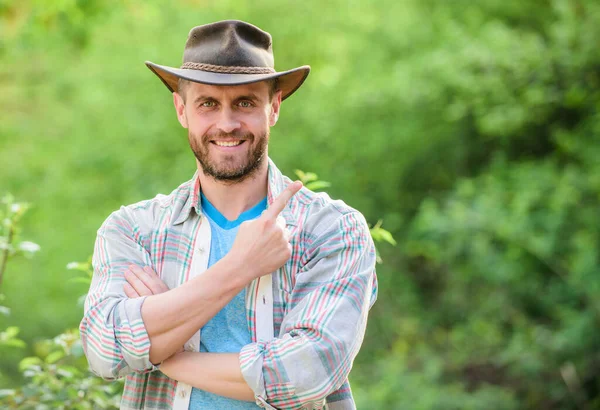 成功したセクシーな農家。エコファームの労働者。収穫だ。幸せな地球の日。エコリビング。農業と農業栽培です。園芸牧場。カウボーイハットケア工場の筋肉牧場の男。世界を緑にする — ストック写真