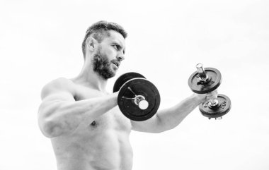 En iyi olmak için eğitim. Başarı. Mükemmel pazılar. Spor ve spor aletleri. Güçlü elleri olan bir sporcu. Steroitler. Atletik vücut. Aptal jimnastik salonu. Kaslı bir adam sabah halterle egzersiz yapıyor.