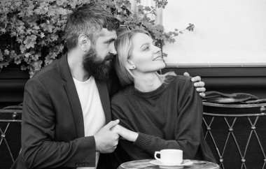 Kucaklaşan bir çift kafe terası. Kafe terasında oturan çift kahvenin tadını çıkarıyor. Hoş bir aile hafta sonu. Evli ve güzel bir çift birlikte rahatlıyor. Seyahat ve tatil. Kafeyi ve halka açık yerleri keşfet.