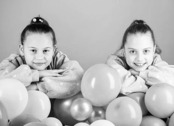 Födelsedagsfest. Lyckliga och glada stunder. En bekymmerslös barndom. Systrar ordnar hemfest. Har roligt koncept. Ballong tema fest. Flickor bästa vänner nära luftballonger. Starta festen — Stockfoto